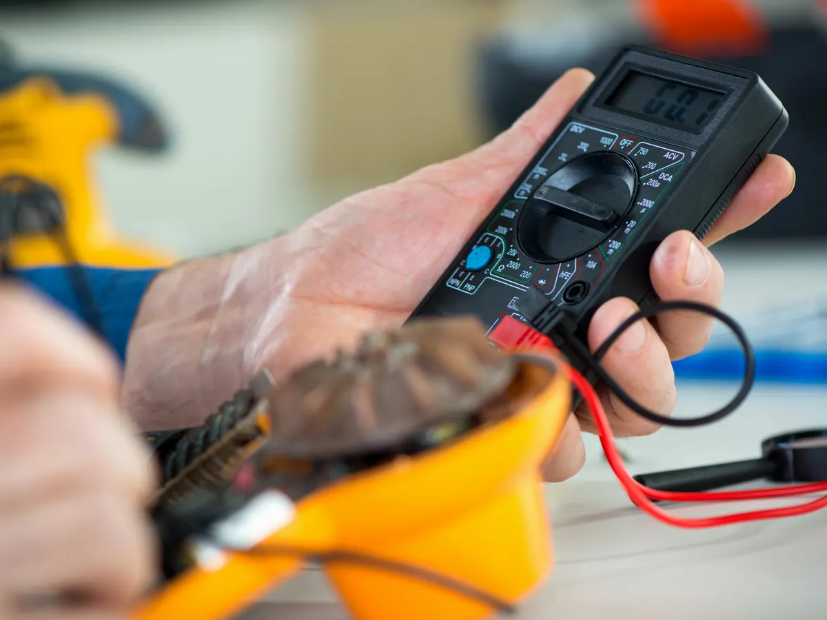 Artisan électricien au travail à Paris